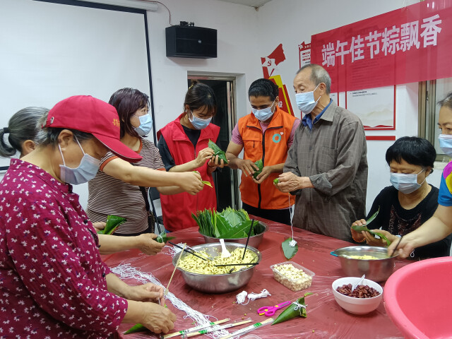 长理“文化摆渡者”带留学生进社区，感受端午“传统文化味”